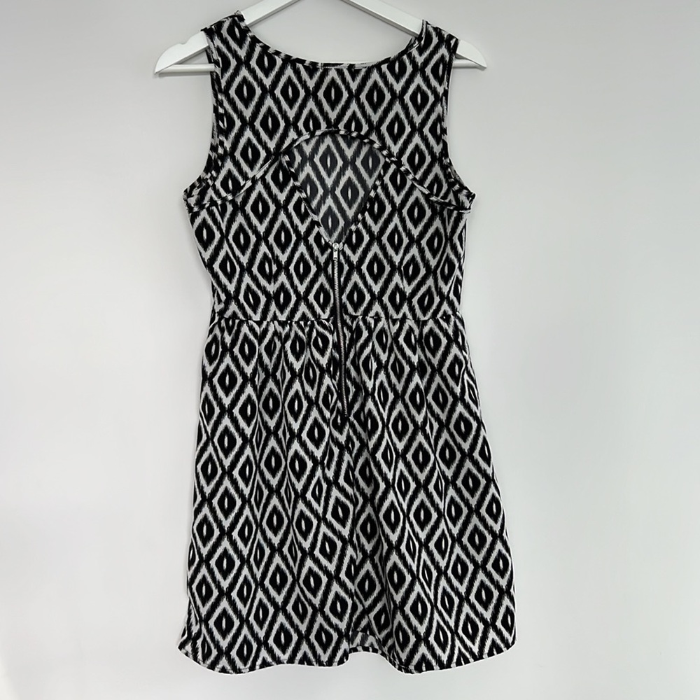 Mini dress with sexy back cut - Picture 3 of 3